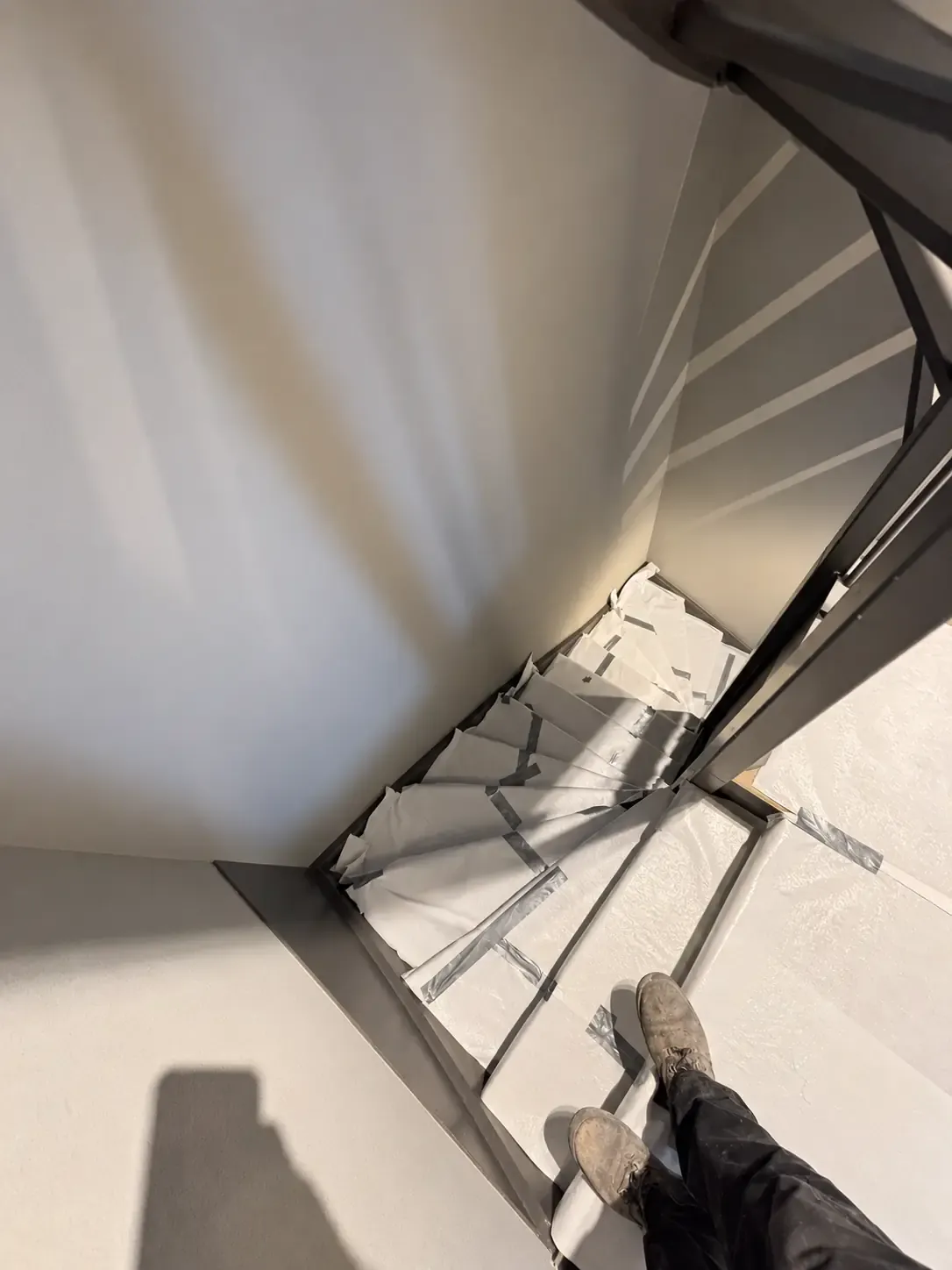 Wandtegels die in een badkamer worden verwijderd.